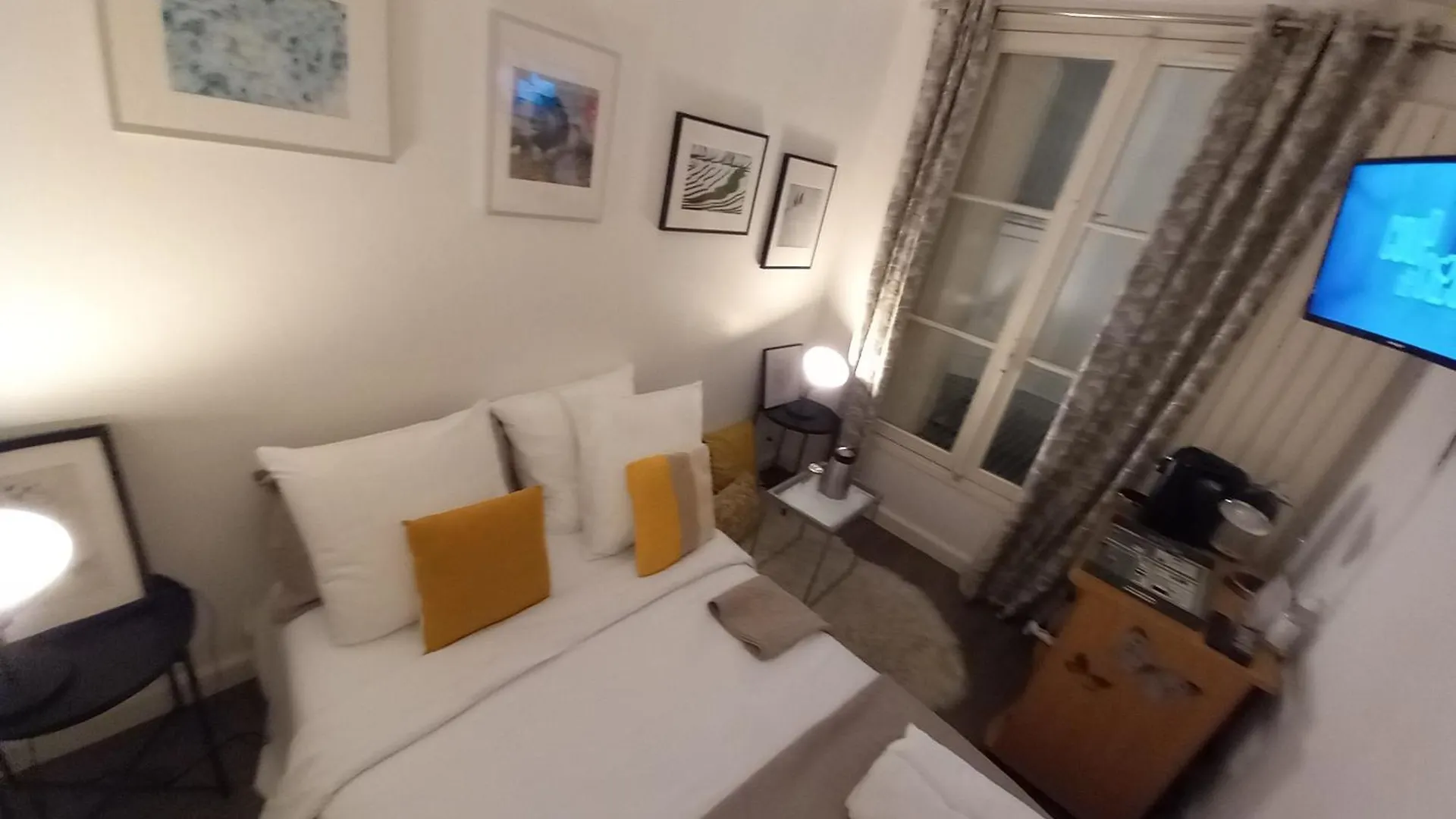 1 Minute Gare Montparnasse , Center, Awsome Place, Close To Eiffel Tour And Louvre Meusm , Front Metro Apartment *