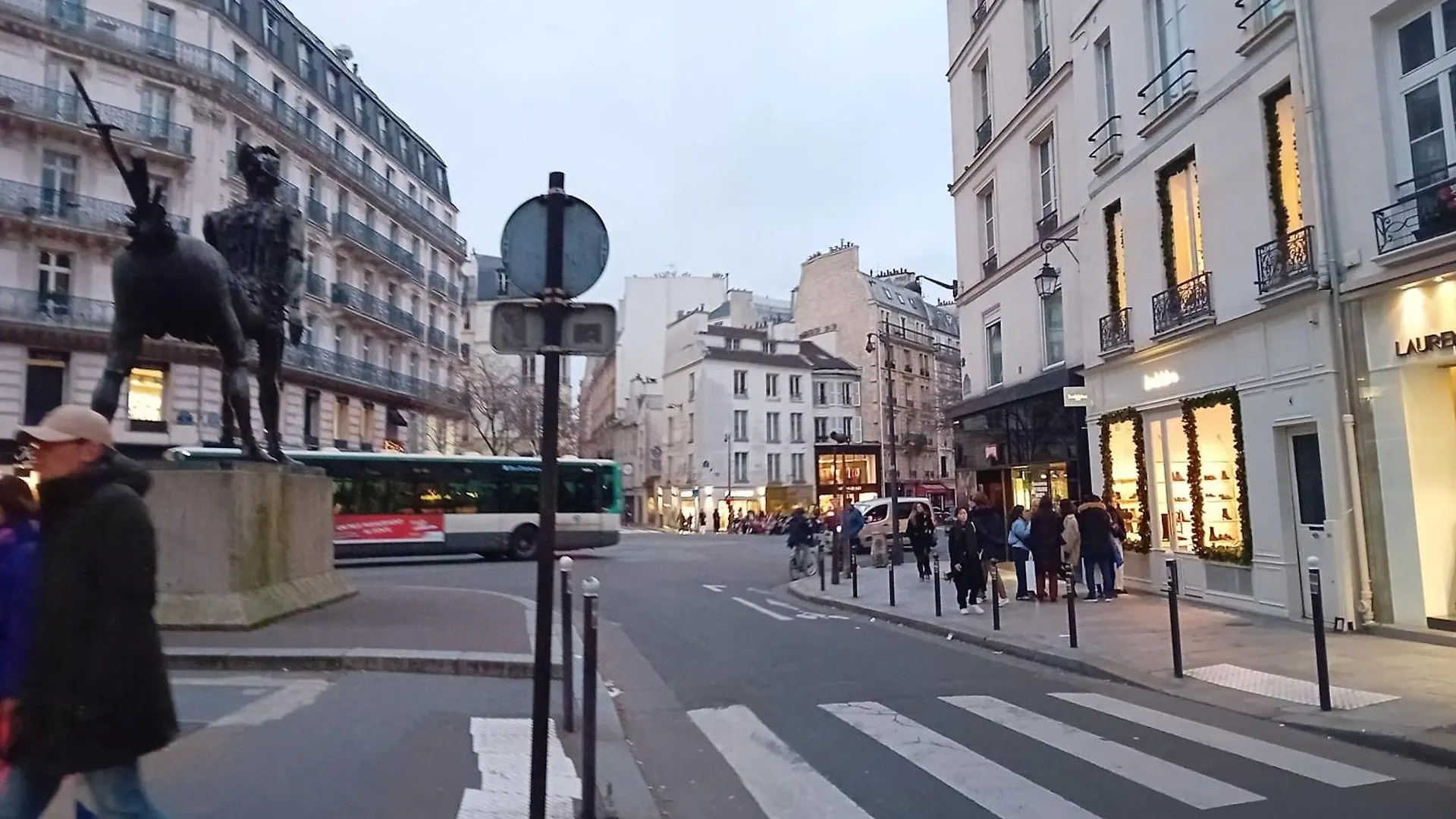 1 Minute Gare Montparnasse , Center, Awsome Place, Close To Eiffel Tour And Louvre Meusm , Front Metro Apartment